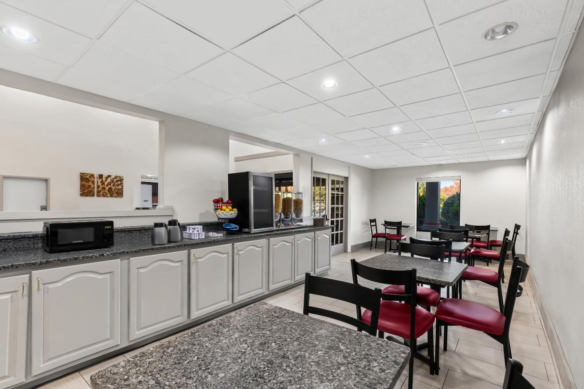 Red Roof Plus+ & Suites Atlanta Airport South College Park Εξωτερικό φωτογραφία